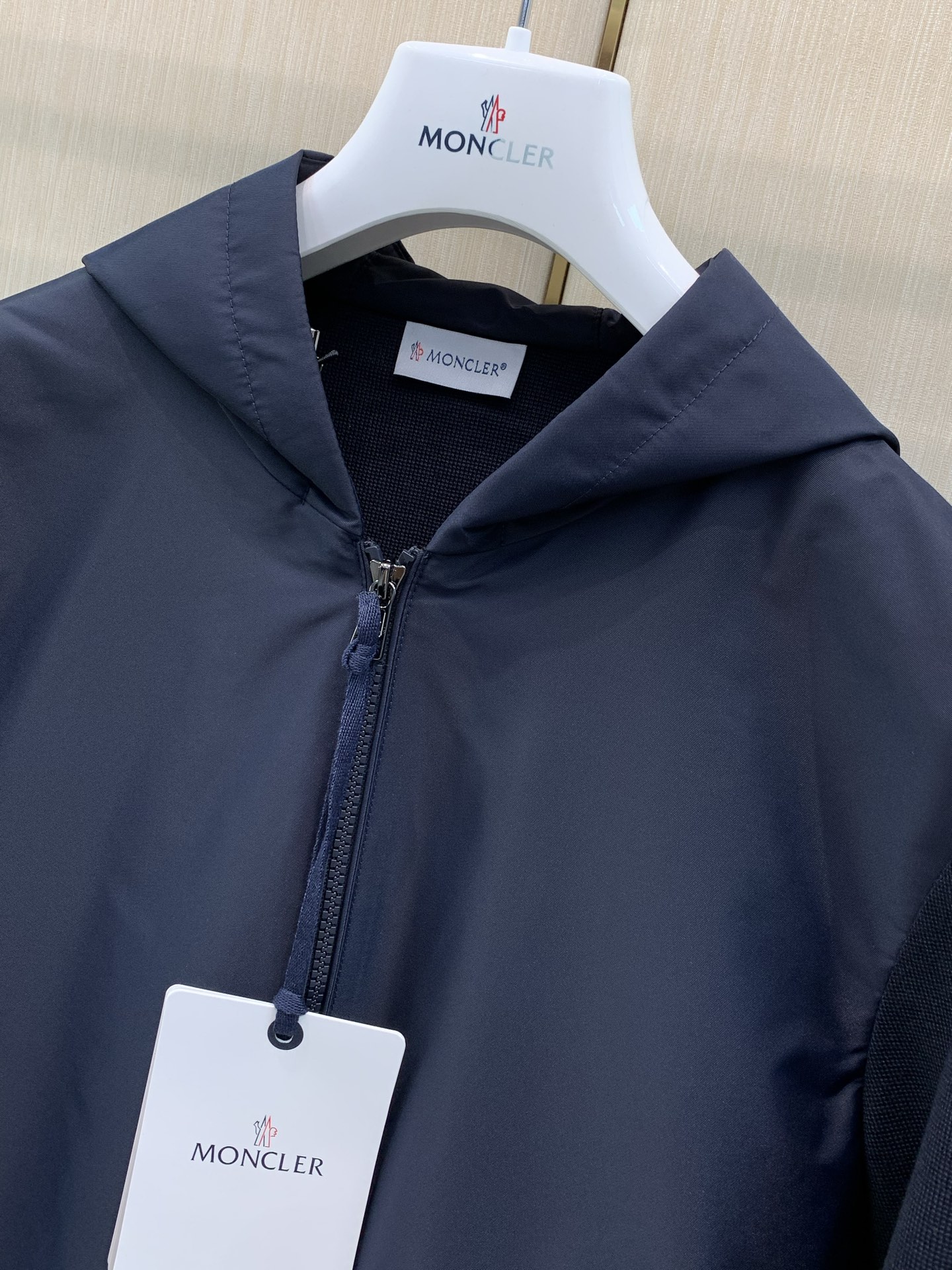，Moncler 蒙口，2026秋季最新品，专柜同步有售，原单狠货，时尚休闲连帽拼接外套，上身舒适！吸睛而有亮点，采用进