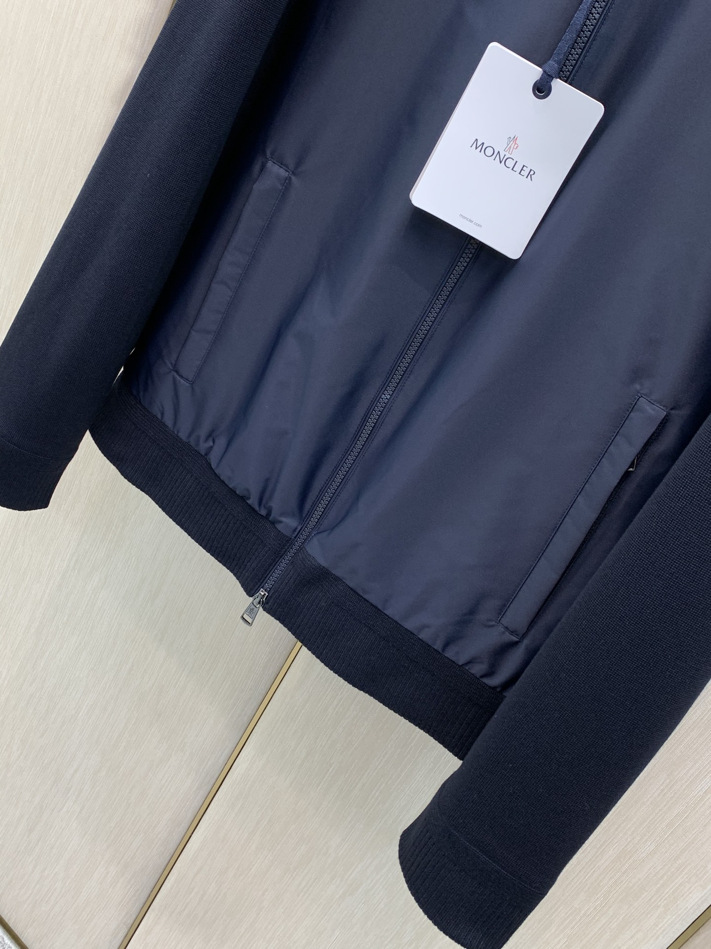 ，Moncler 蒙口，2026秋季最新品，专柜同步有售，原单狠货，时尚休闲连帽拼接外套，上身舒适！吸睛而有亮点，采用进
