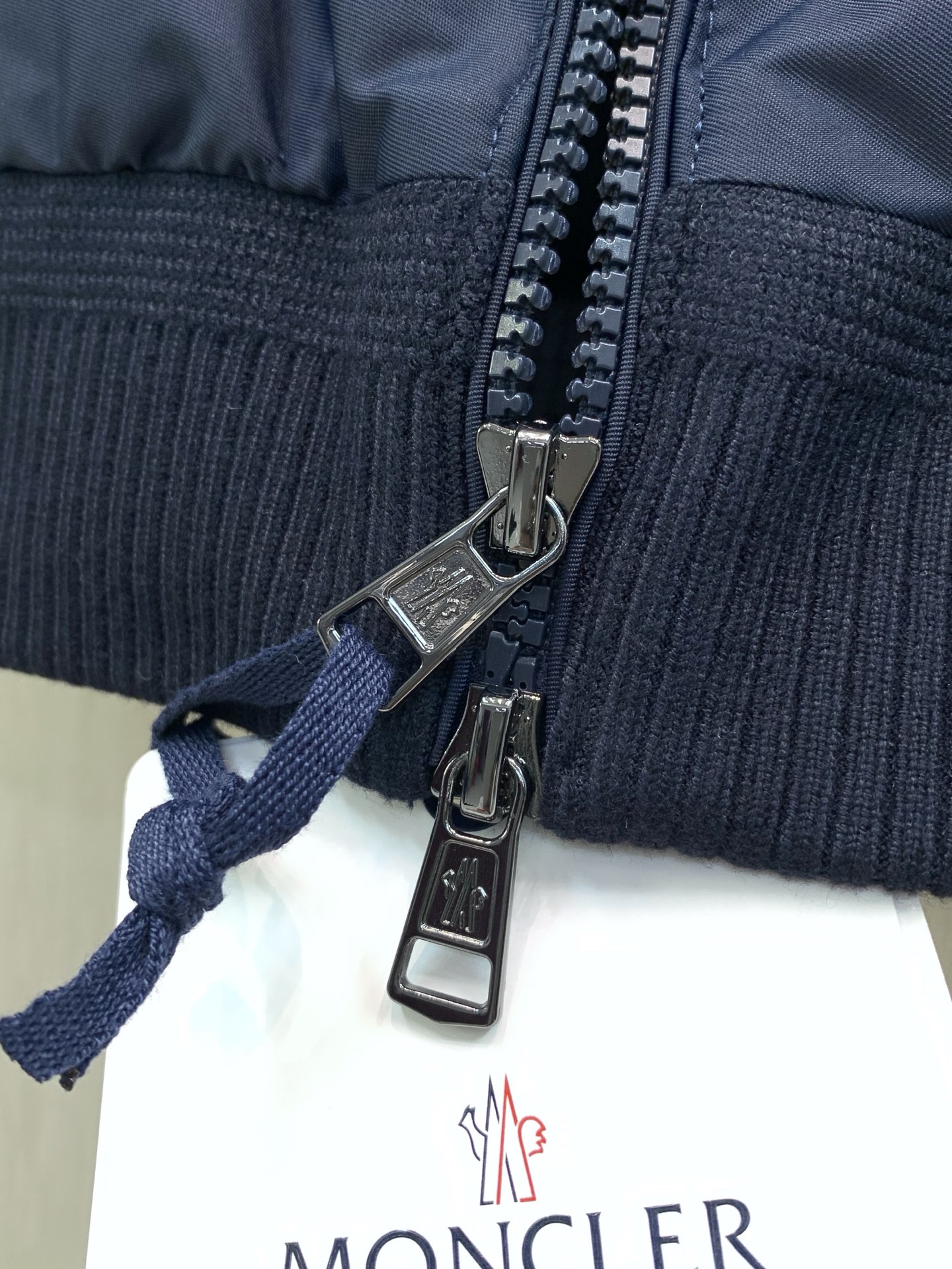 ，Moncler 蒙口，2026秋季最新品，专柜同步有售，原单狠货，时尚休闲连帽拼接外套，上身舒适！吸睛而有亮点，采用进