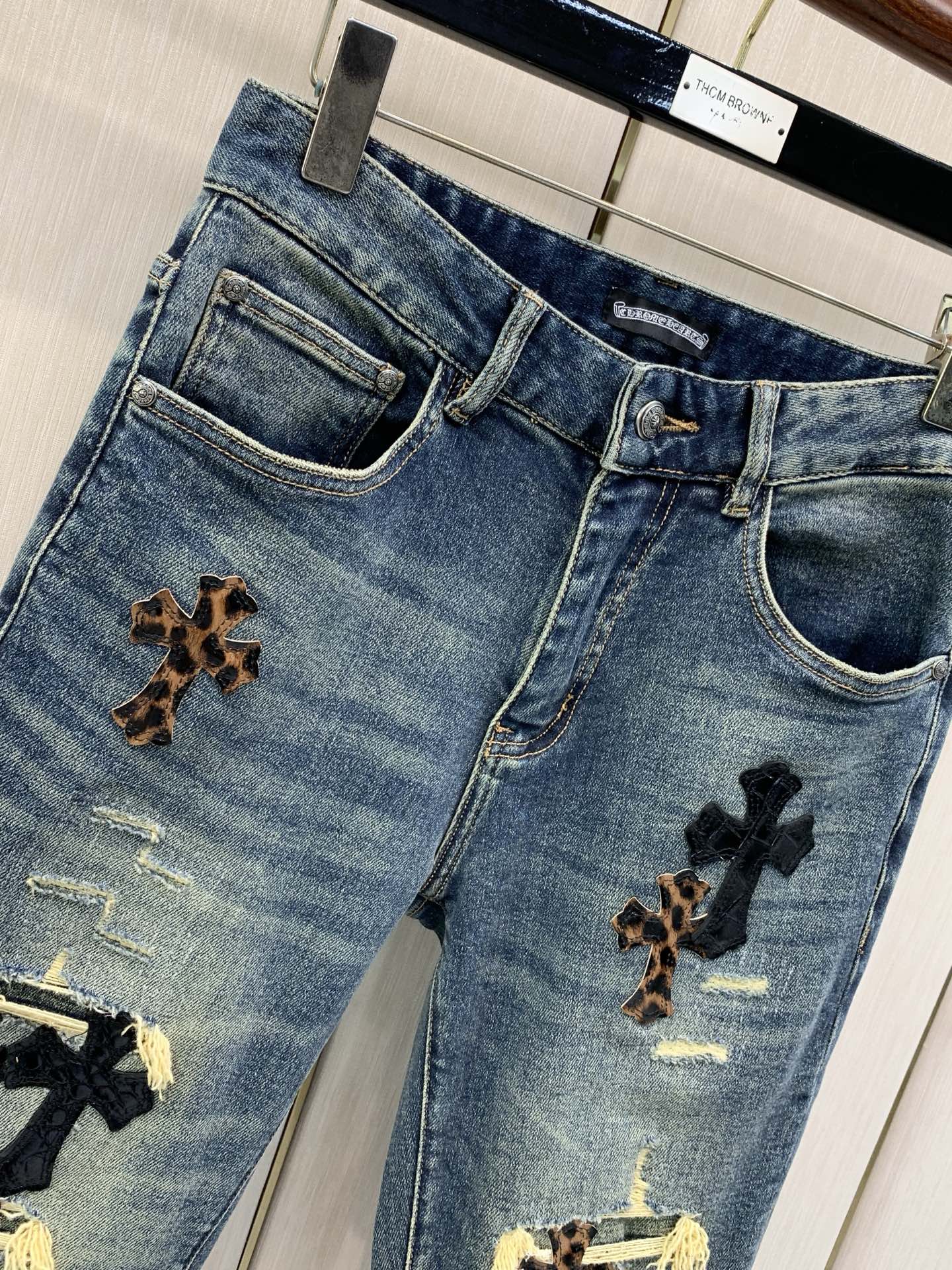 ,Chrome Hearts 克罗心,2026春秋新品,专柜同步有售,原单狠货,时尚休闲水洗牛仔裤,采用进口原版面料,顶 ,Chrome Hearts 克罗心,2026春秋新品,专柜同步有售,原单狠货,时尚休闲水洗牛仔裤,采用进口原版面料,顶