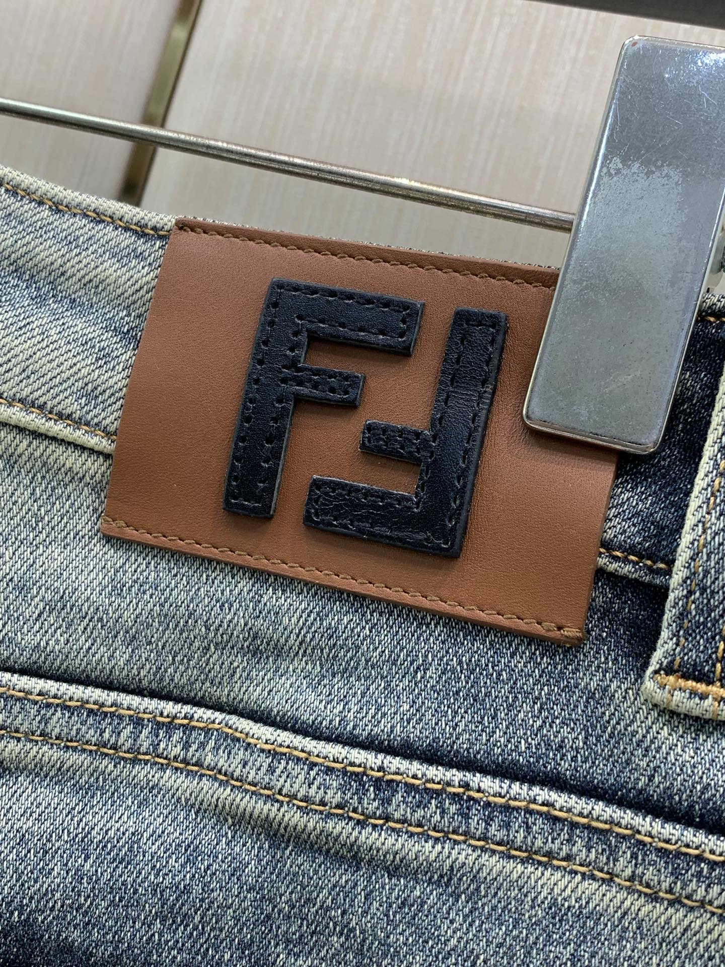 ，Fendi 芬迪，2026春秋最新品，专柜同步有售，原单狠货，时尚休闲水洗牛仔裤，进口原版水洗弹力面料，舒适有弹性，顶