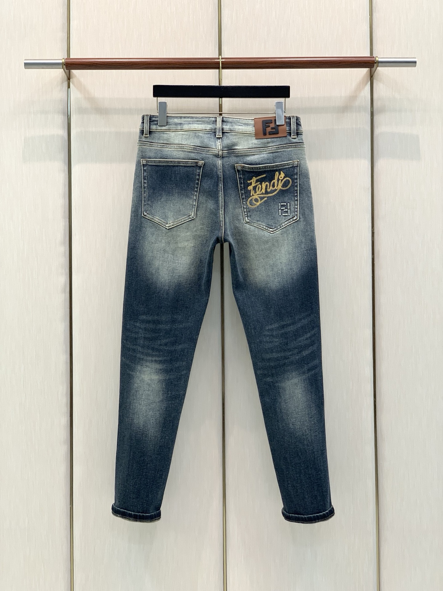 ，Fendi 芬迪，2026春秋最新品，专柜同步有售，原单狠货，时尚休闲水洗牛仔裤，进口原版水洗弹力面料，舒适有弹性，顶