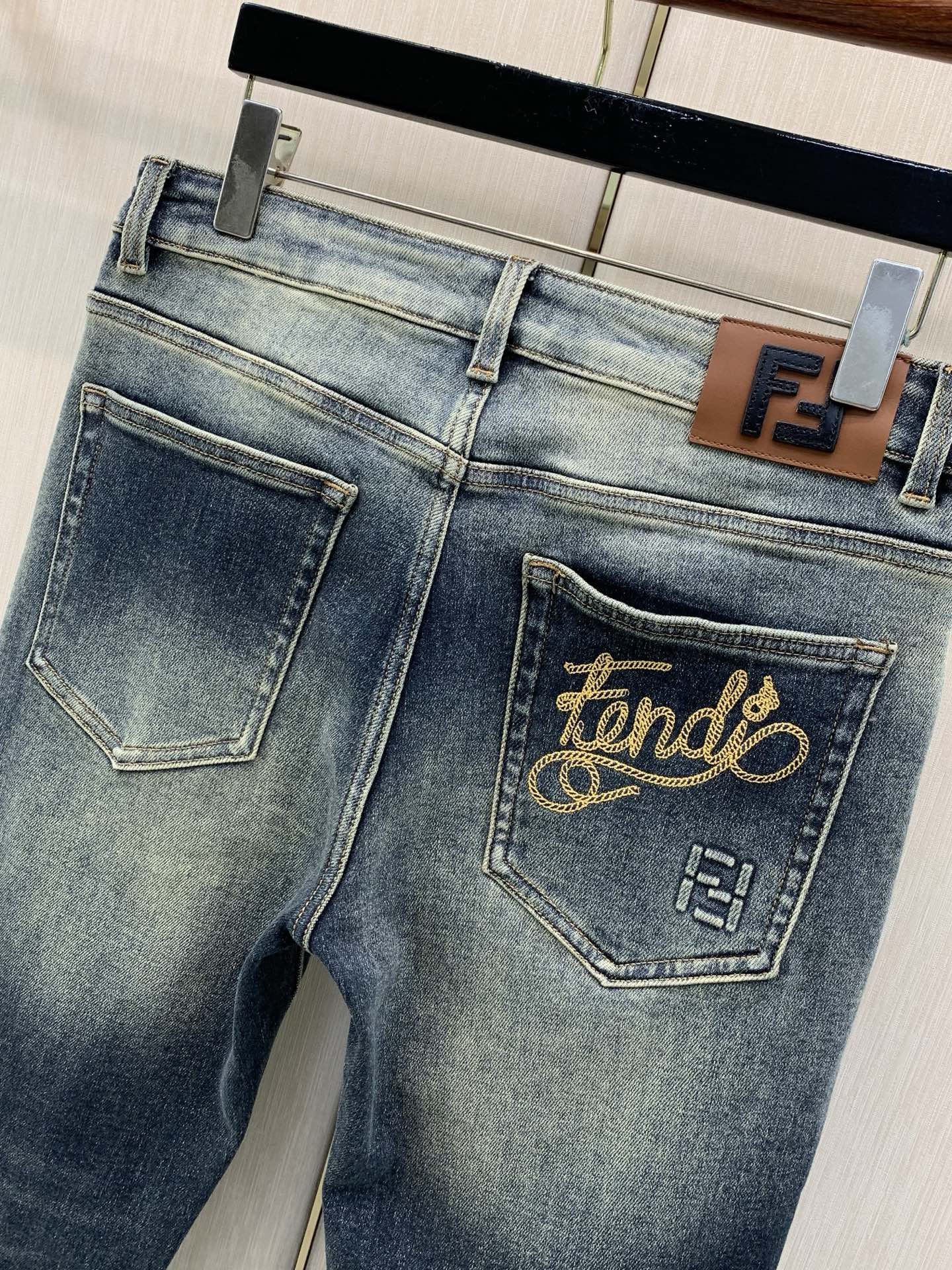 ，Fendi 芬迪，2026春秋最新品，专柜同步有售，原单狠货，时尚休闲水洗牛仔裤，进口原版水洗弹力面料，舒适有弹性，顶