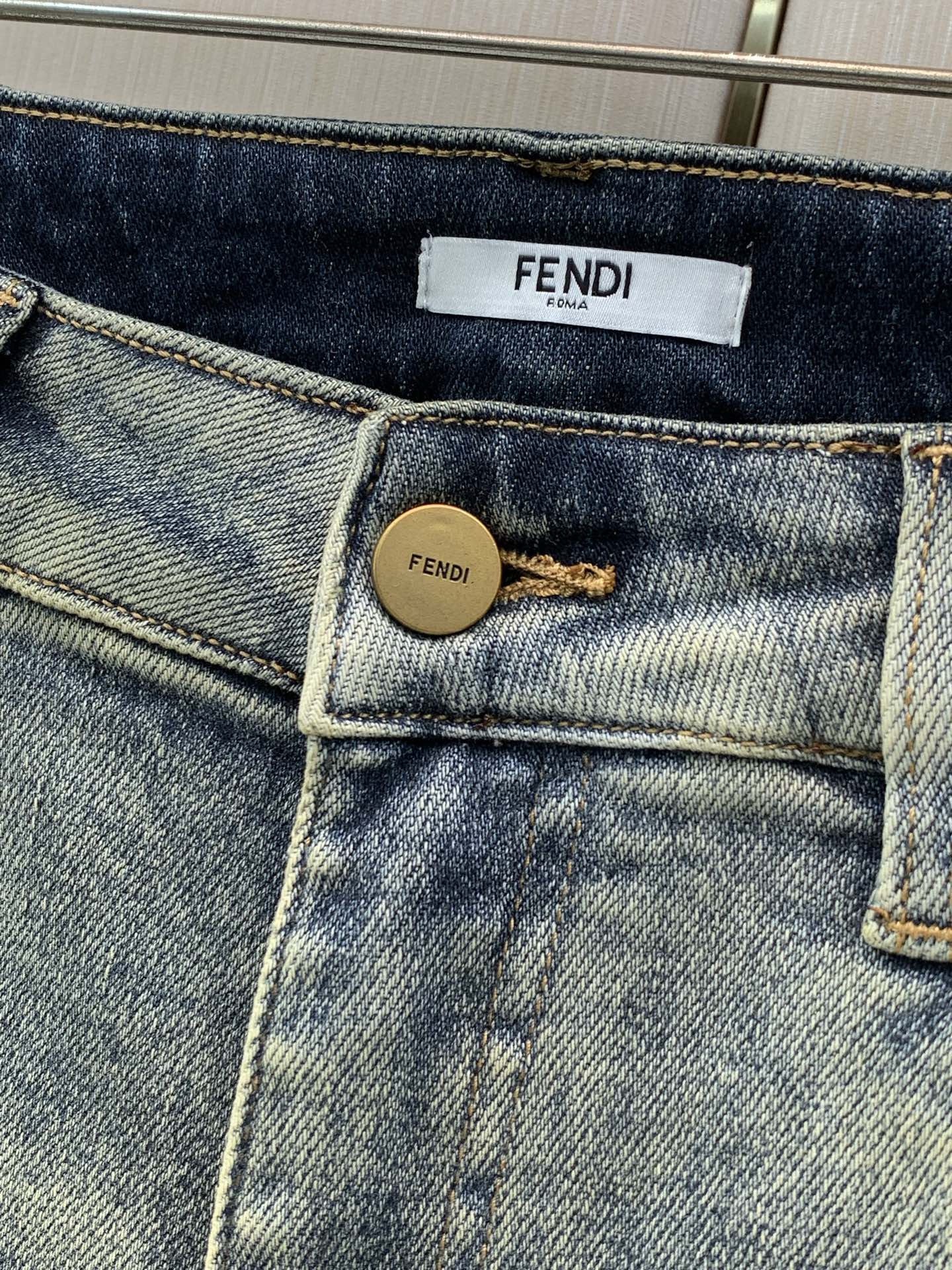 ，Fendi 芬迪，2026春秋最新品，专柜同步有售，原单狠货，时尚休闲水洗牛仔裤，进口原版水洗弹力面料，舒适有弹性，顶