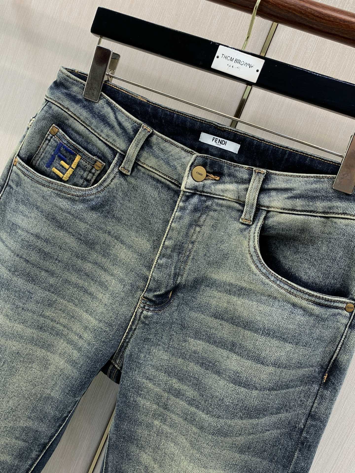 ，Fendi 芬迪，2026春秋最新品，专柜同步有售，原单狠货，时尚休闲水洗牛仔裤，进口原版水洗弹力面料，舒适有弹性，顶