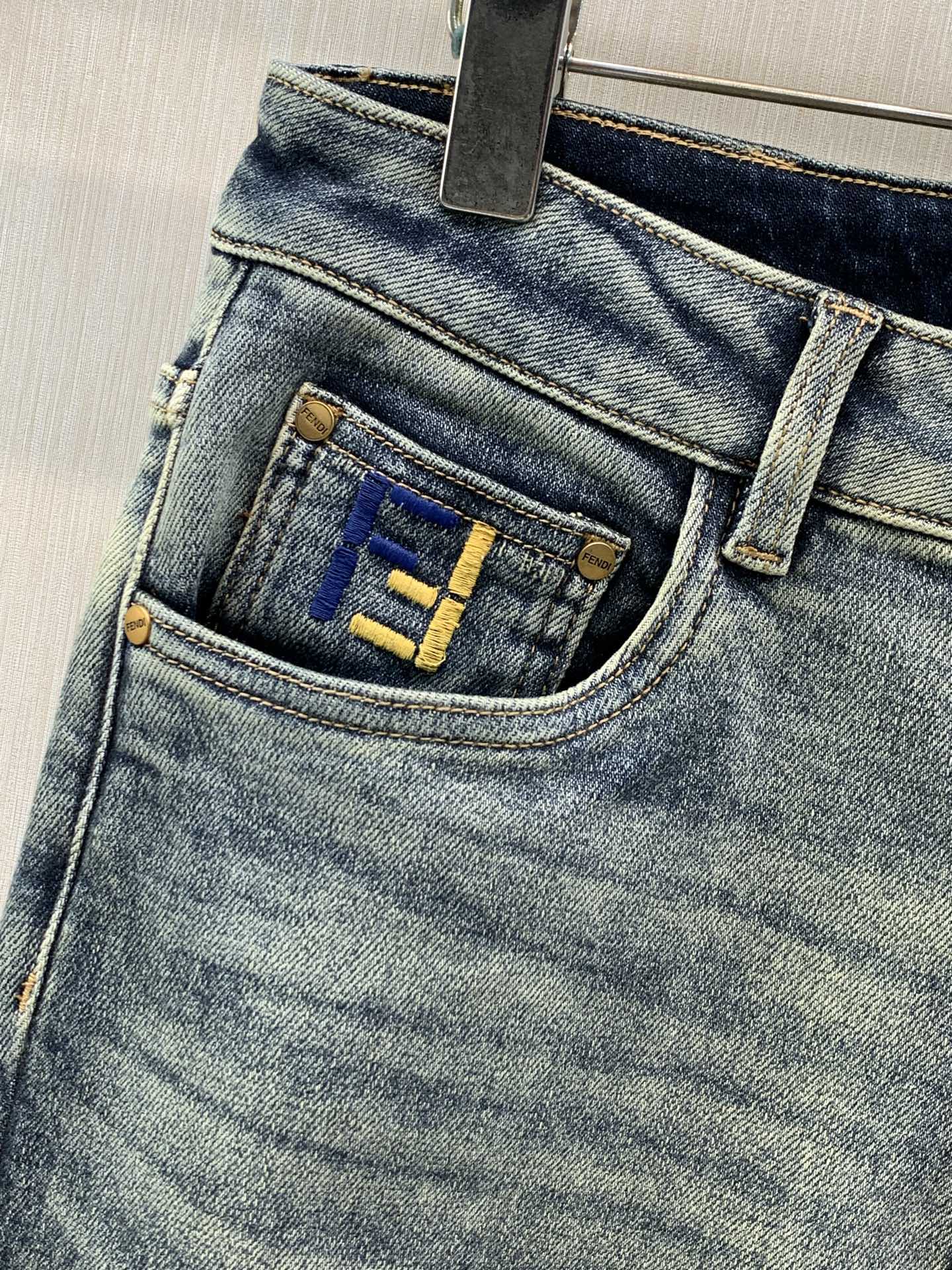 ，Fendi 芬迪，2026春秋最新品，专柜同步有售，原单狠货，时尚休闲水洗牛仔裤，进口原版水洗弹力面料，舒适有弹性，顶