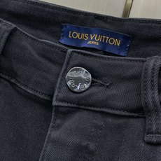,LouisVuitton 路易威登,2026春秋最新款,专柜同步有售,原单狠货,时尚休闲水洗牛仔裤,上身很有特点!吸睛 ,LouisVuitton 路易威登,2026春秋最新款,专柜同步有售,原单狠货,时尚休闲水洗牛仔裤,上身很有特点!吸睛