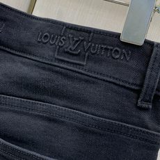 ,LouisVuitton 路易威登,2026春秋最新款,专柜同步有售,原单狠货,时尚休闲水洗牛仔裤,上身很有特点!吸睛 ,LouisVuitton 路易威登,2026春秋最新款,专柜同步有售,原单狠货,时尚休闲水洗牛仔裤,上身很有特点!吸睛