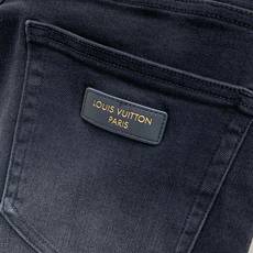,LouisVuitton 路易威登,2026春秋最新款,专柜同步有售,原单狠货,时尚休闲水洗牛仔裤,上身很有特点!吸睛 ,LouisVuitton 路易威登,2026春秋最新款,专柜同步有售,原单狠货,时尚休闲水洗牛仔裤,上身很有特点!吸睛