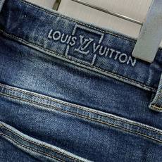 ,LouisVuitton 路易威登,2026春秋最新款,专柜同步有售,原单狠货,时尚休闲水洗牛仔裤,上身很有特点!吸睛 ,LouisVuitton 路易威登,2026春秋最新款,专柜同步有售,原单狠货,时尚休闲水洗牛仔裤,上身很有特点!吸睛