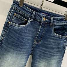 ,LouisVuitton 路易威登,2026春秋最新款,专柜同步有售,原单狠货,时尚休闲水洗牛仔裤,上身很有特点!吸睛 ,LouisVuitton 路易威登,2026春秋最新款,专柜同步有售,原单狠货,时尚休闲水洗牛仔裤,上身很有特点!吸睛