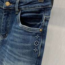 ,LouisVuitton 路易威登,2026春秋最新款,专柜同步有售,原单狠货,时尚休闲水洗牛仔裤,上身很有特点!吸睛 ,LouisVuitton 路易威登,2026春秋最新款,专柜同步有售,原单狠货,时尚休闲水洗牛仔裤,上身很有特点!吸睛
