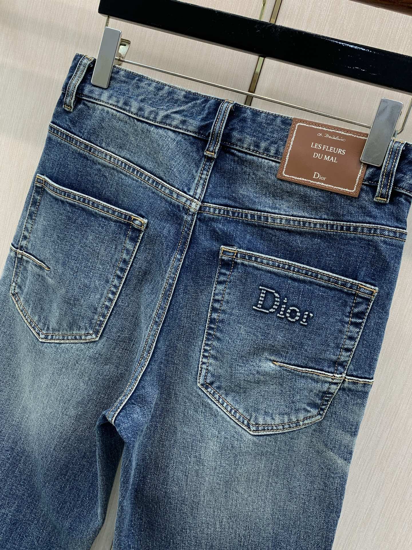 ，Dior 迪奥，2026春秋新品，官网专柜同步有售，原单狠货，时尚休闲水洗牛仔裤，超级有范儿的一款牛仔裤，定制原版水洗