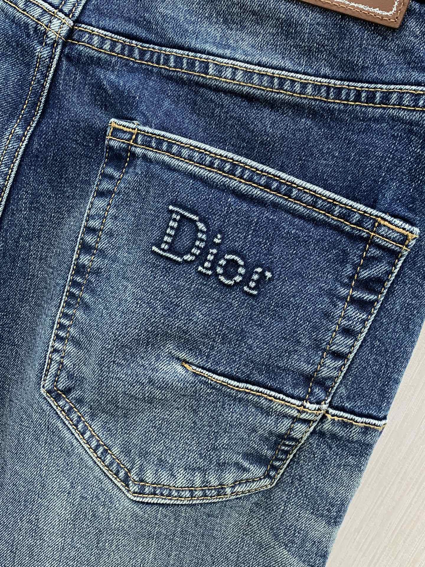 ，Dior 迪奥，2026春秋新品，官网专柜同步有售，原单狠货，时尚休闲水洗牛仔裤，超级有范儿的一款牛仔裤，定制原版水洗