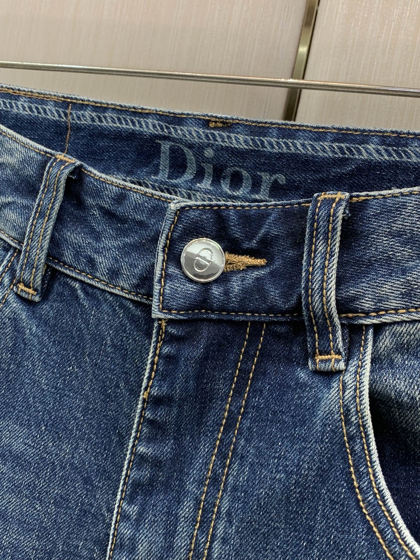 ，Dior 迪奥，2026春秋新品，官网专柜同步有售，原单狠货，时尚休闲水洗牛仔裤，超级有范儿的一款牛仔裤，定制原版水洗