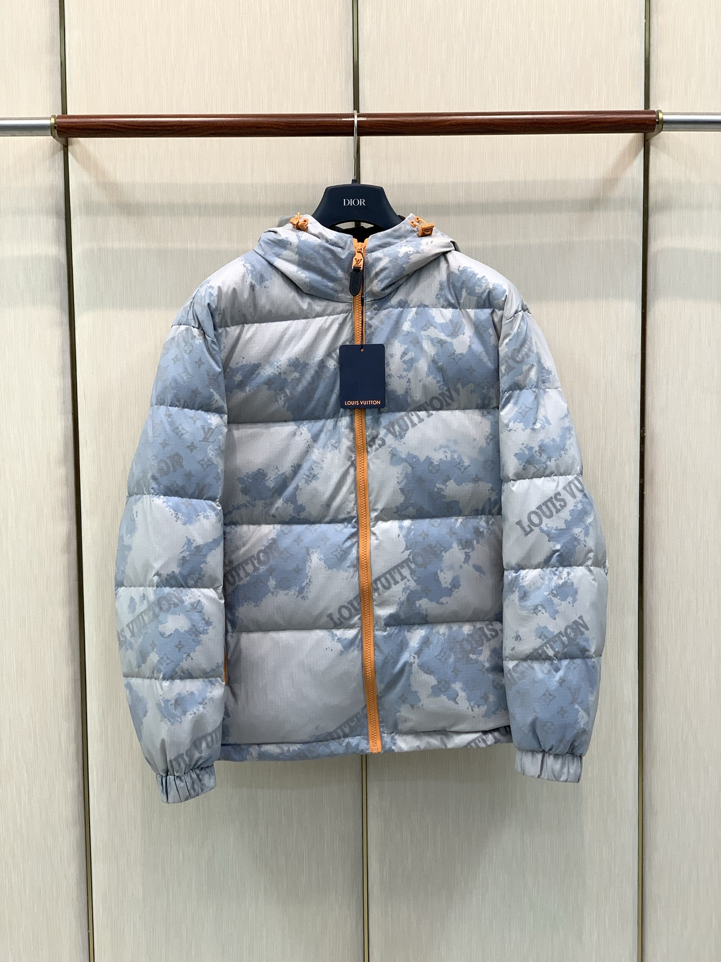 ，LouisVuitton 路易威登，2026冬季最新款，专柜同步有售，原单狠货，时尚休闲连帽羽绒服外套，上身很有特点！