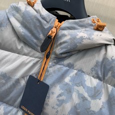 ,LouisVuitton 路易威登,2026冬季最新款,专柜同步有售,原单狠货,时尚休闲连帽羽绒服外套,上身很有特点! ,LouisVuitton 路易威登,2026冬季最新款,专柜同步有售,原单狠货,时尚休闲连帽羽绒服外套,上身很有特点!
