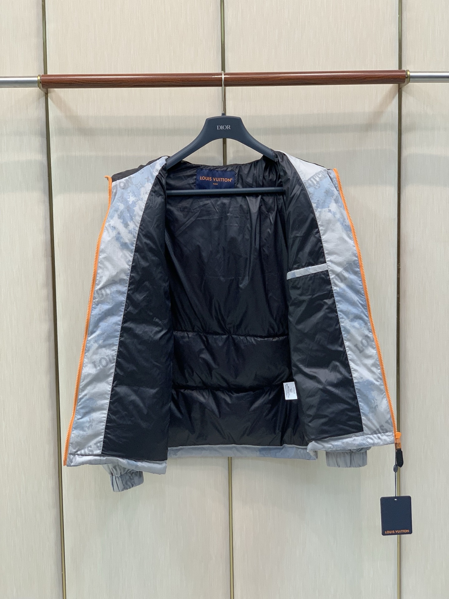 ,LouisVuitton 路易威登,2026冬季最新款,专柜同步有售,原单狠货,时尚休闲连帽羽绒服外套,上身很有特点! ,LouisVuitton 路易威登,2026冬季最新款,专柜同步有售,原单狠货,时尚休闲连帽羽绒服外套,上身很有特点!