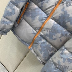 ,LouisVuitton 路易威登,2026冬季最新款,专柜同步有售,原单狠货,时尚休闲连帽羽绒服外套,上身很有特点! ,LouisVuitton 路易威登,2026冬季最新款,专柜同步有售,原单狠货,时尚休闲连帽羽绒服外套,上身很有特点!