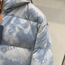 ,LouisVuitton 路易威登,2026冬季最新款,专柜同步有售,原单狠货,时尚休闲连帽羽绒服外套,上身很有特点! ,LouisVuitton 路易威登,2026冬季最新款,专柜同步有售,原单狠货,时尚休闲连帽羽绒服外套,上身很有特点!