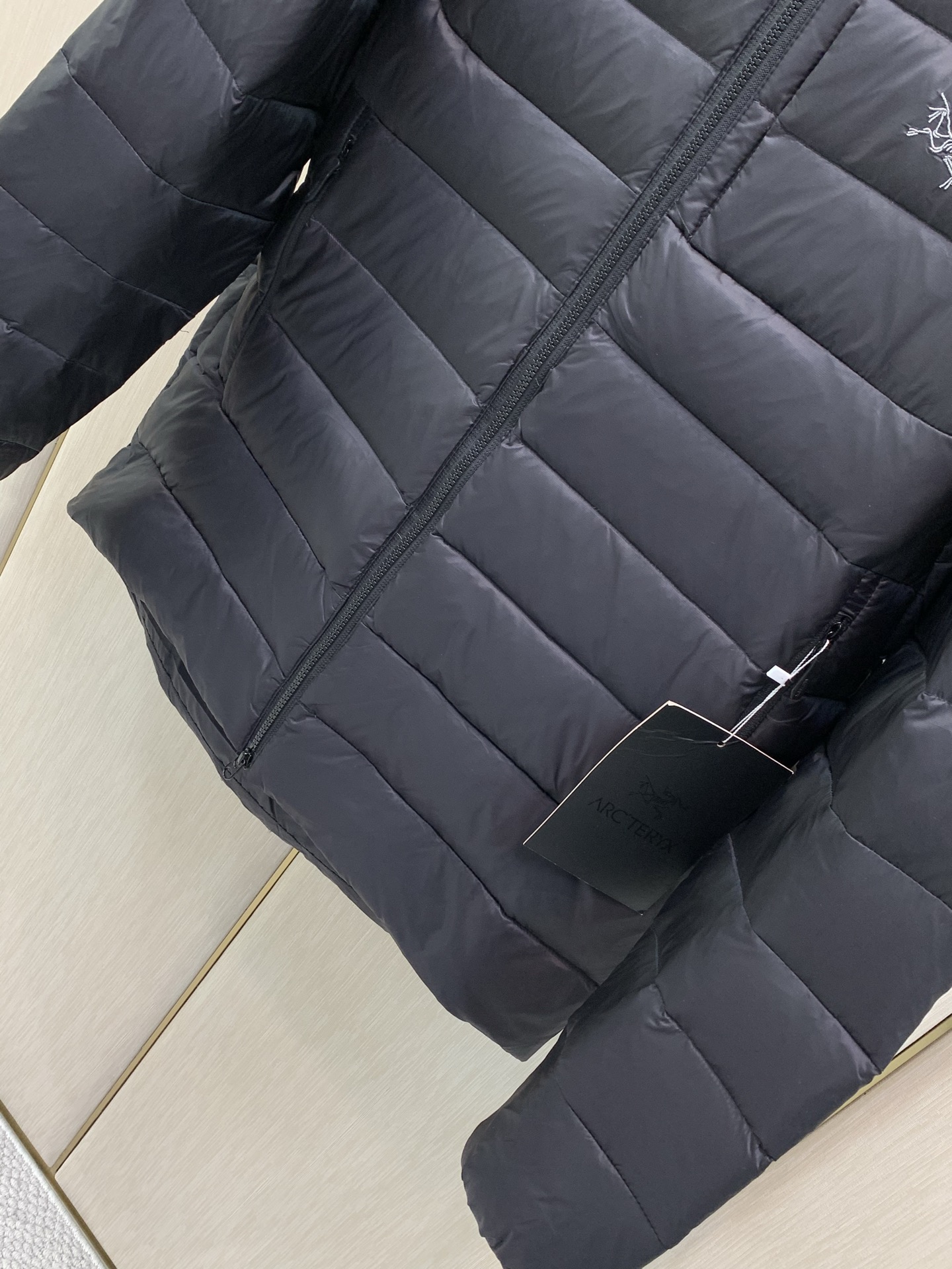 ,ARCTERYX 始祖鸟,2026冬季AW新品,时尚休闲连帽羽绒服外套,专柜同步有售,原单狠货,进口原版面料,工艺极度 ,ARCTERYX 始祖鸟,2026冬季AW新品,时尚休闲连帽羽绒服外套,专柜同步有售,原单狠货,进口原版面料,工艺极度