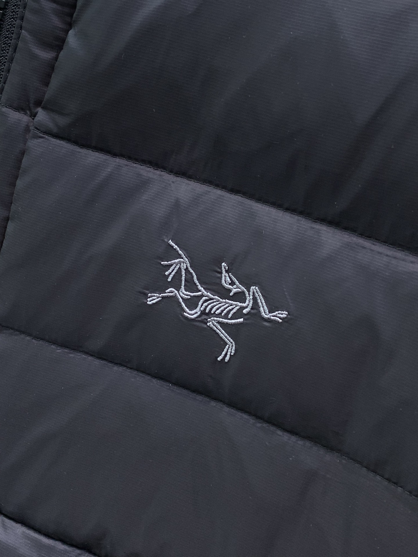 ,ARCTERYX 始祖鸟,2026冬季AW新品,时尚休闲连帽羽绒服外套,专柜同步有售,原单狠货,进口原版面料,工艺极度 ,ARCTERYX 始祖鸟,2026冬季AW新品,时尚休闲连帽羽绒服外套,专柜同步有售,原单狠货,进口原版面料,工艺极度