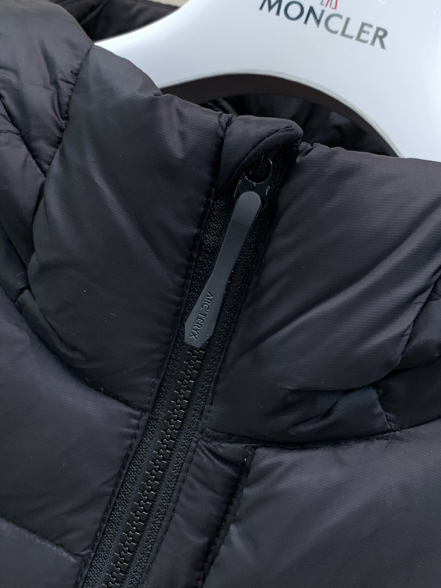 ,ARCTERYX 始祖鸟,2026冬季AW新品,时尚休闲连帽羽绒服外套,专柜同步有售,原单狠货,进口原版面料,工艺极度 ,ARCTERYX 始祖鸟,2026冬季AW新品,时尚休闲连帽羽绒服外套,专柜同步有售,原单狠货,进口原版面料,工艺极度