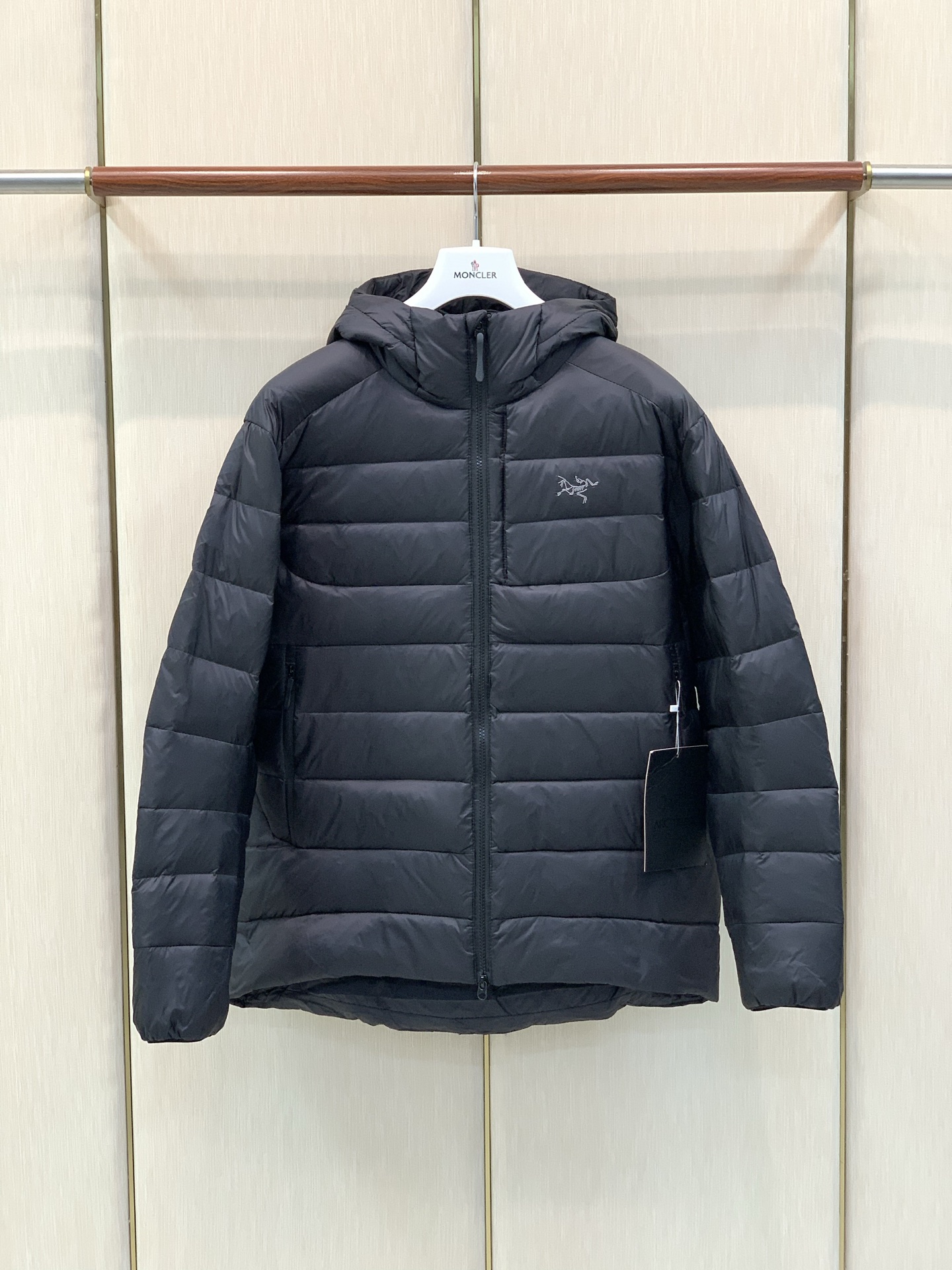 ，ARCTERYX 始祖鸟，2026冬季AW新品，时尚休闲连帽羽绒服外套，专柜同步有售，原单狠货，进口原版面料，工艺极度