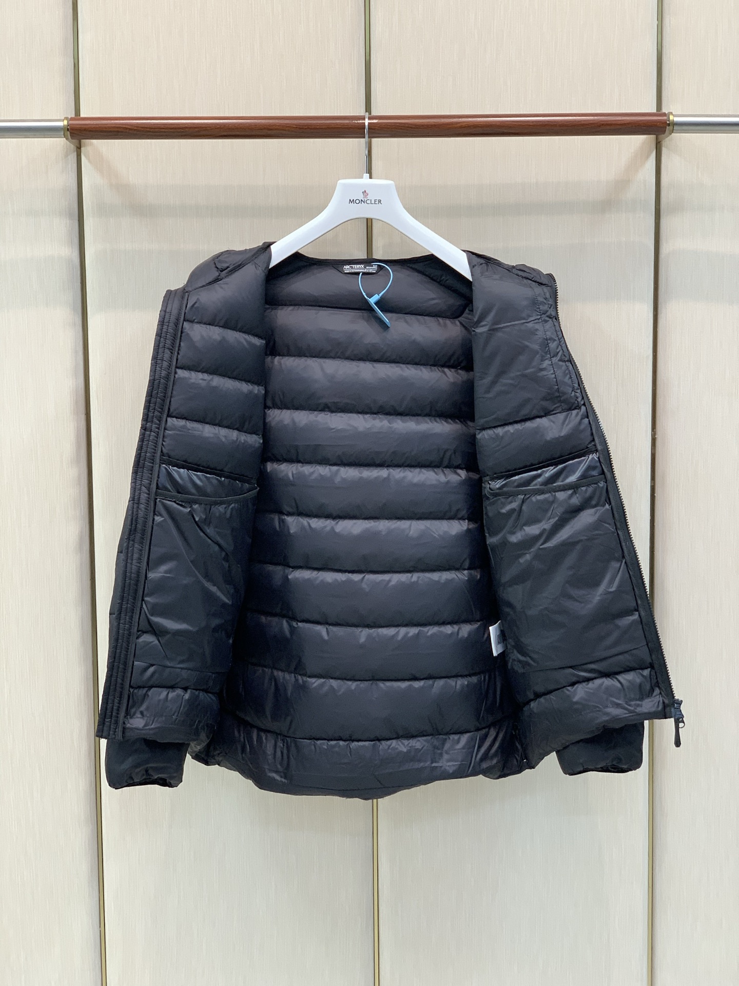 ,ARCTERYX 始祖鸟,2026冬季AW新品,时尚休闲连帽羽绒服外套,专柜同步有售,原单狠货,进口原版面料,工艺极度 ,ARCTERYX 始祖鸟,2026冬季AW新品,时尚休闲连帽羽绒服外套,专柜同步有售,原单狠货,进口原版面料,工艺极度