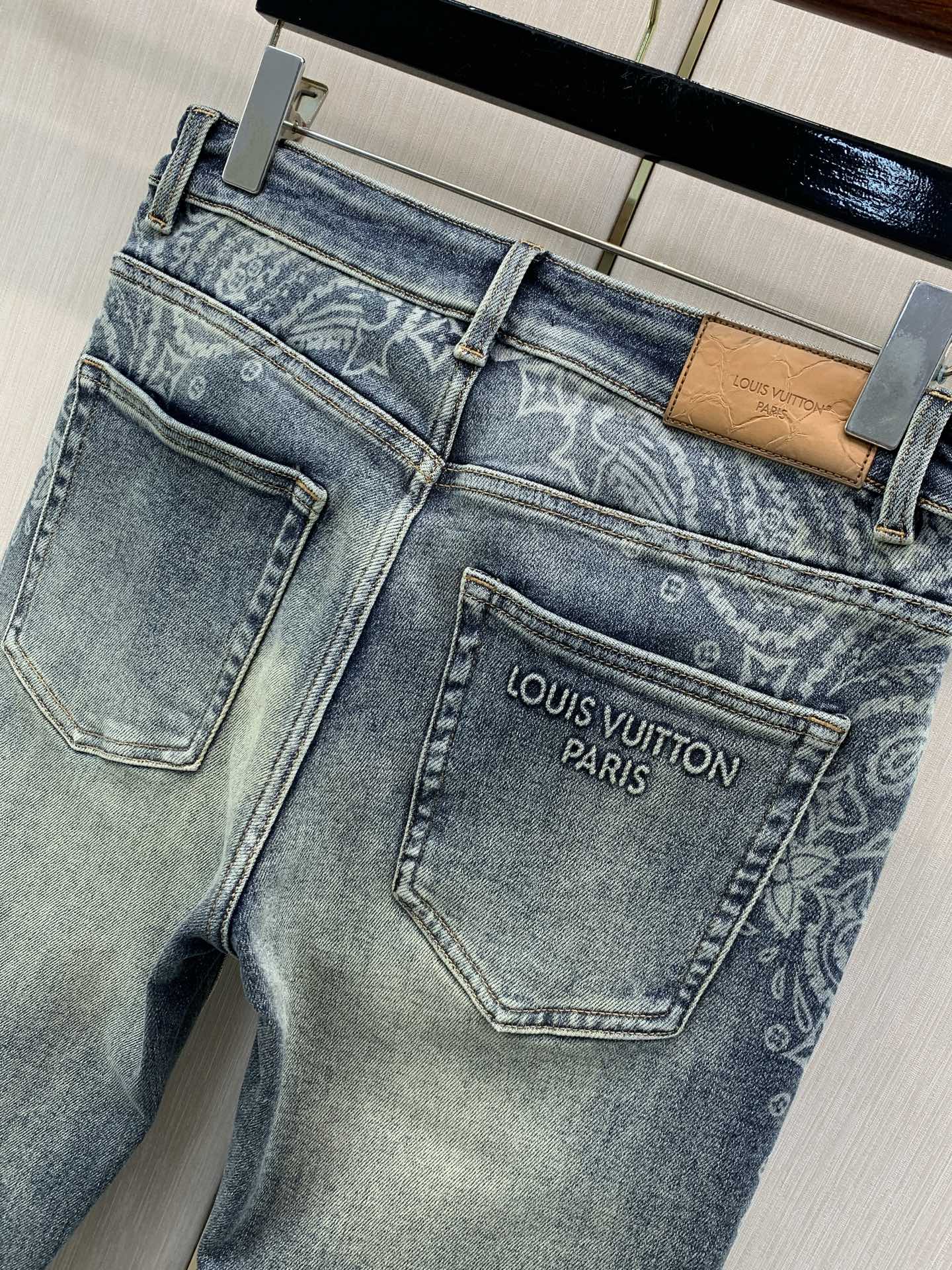 ，LouisVuitton 路易威登，2026春秋最新款，专柜同步有售，原单狠货，时尚休闲水洗牛仔裤，上身很有特点！吸睛