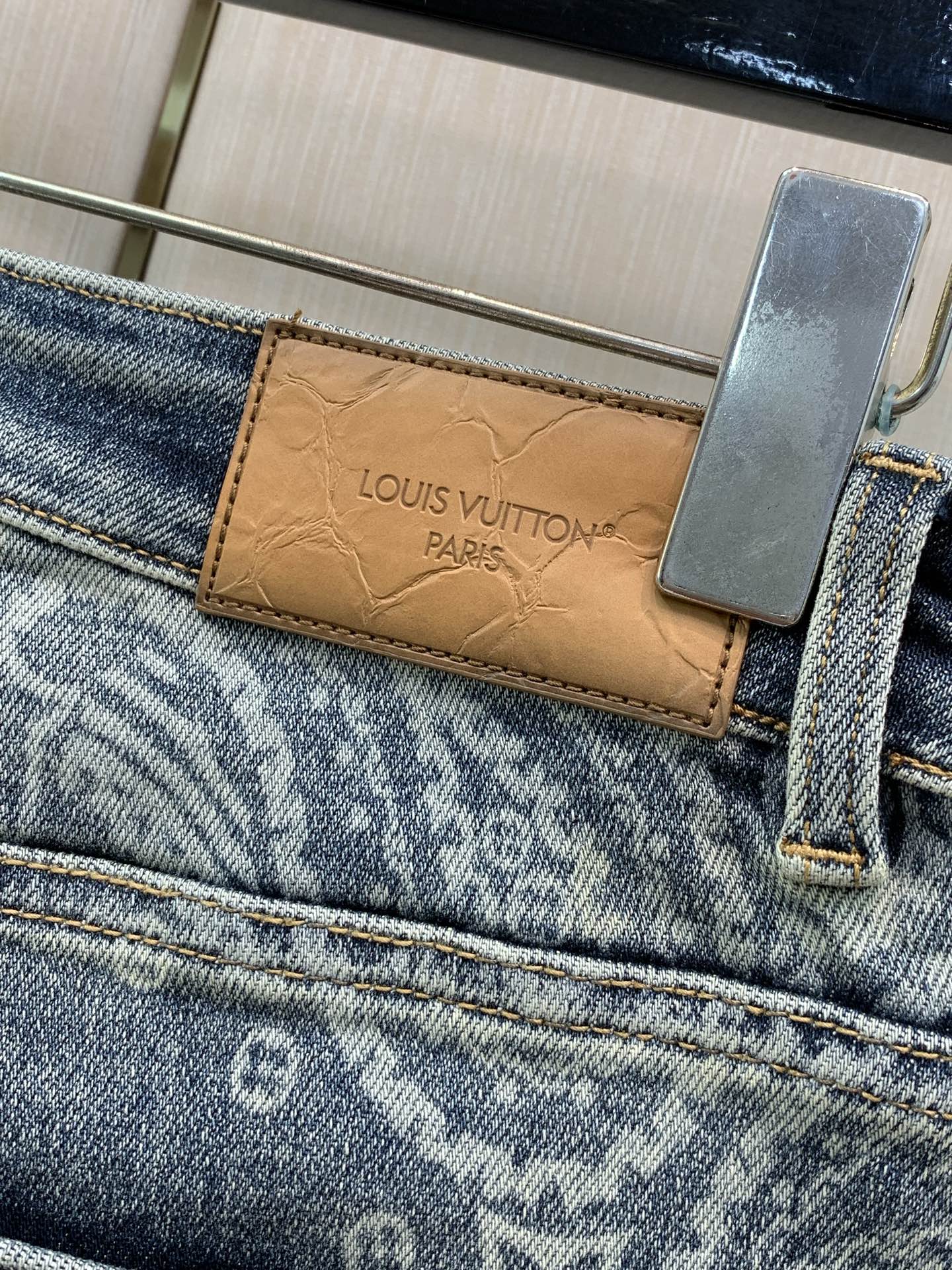 ，LouisVuitton 路易威登，2026春秋最新款，专柜同步有售，原单狠货，时尚休闲水洗牛仔裤，上身很有特点！吸睛
