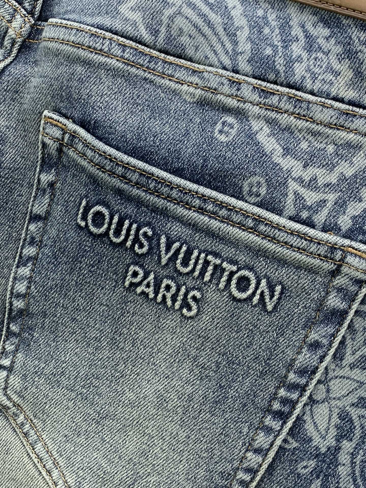 ，LouisVuitton 路易威登，2026春秋最新款，专柜同步有售，原单狠货，时尚休闲水洗牛仔裤，上身很有特点！吸睛