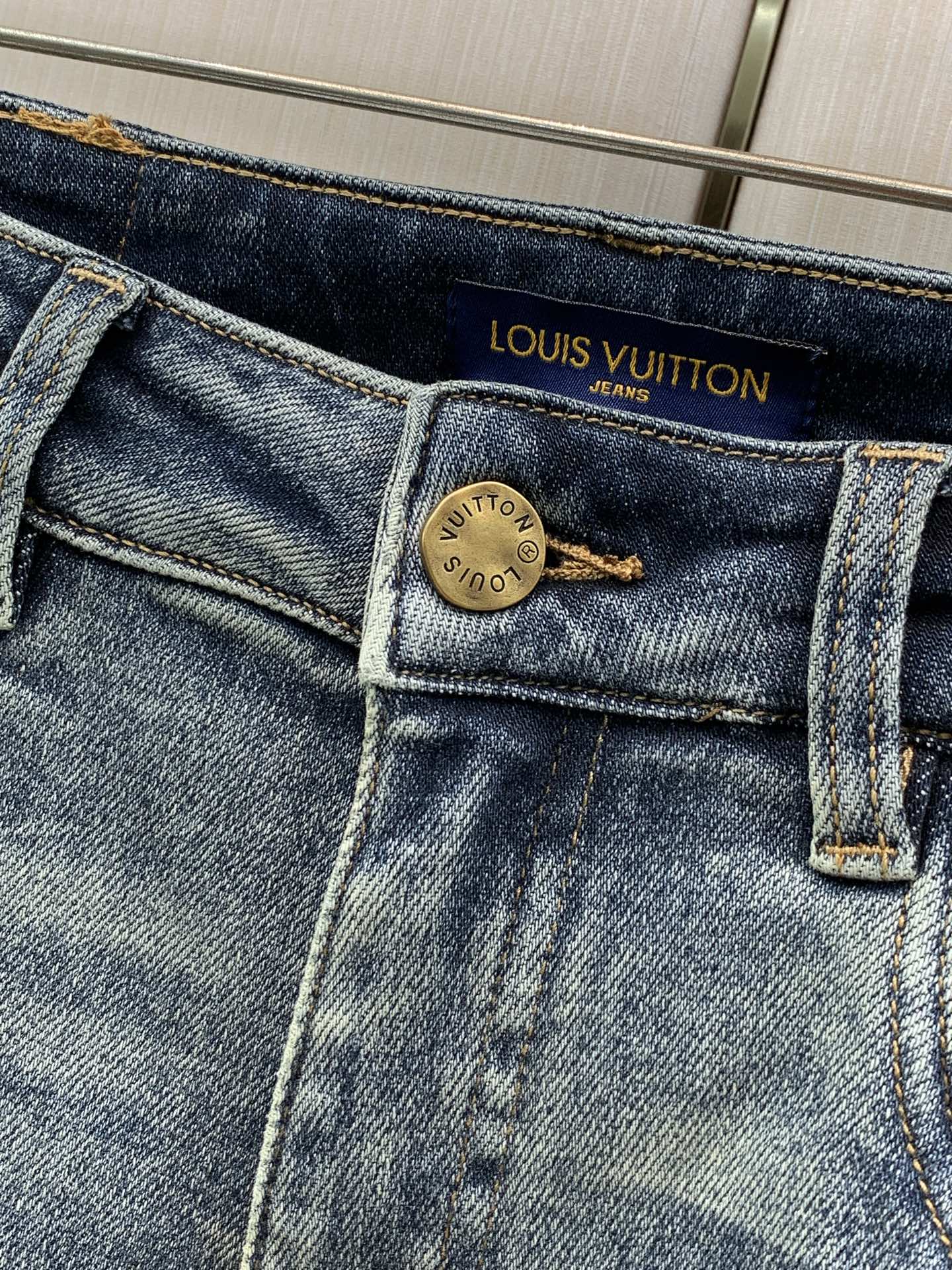 ，LouisVuitton 路易威登，2026春秋最新款，专柜同步有售，原单狠货，时尚休闲水洗牛仔裤，上身很有特点！吸睛