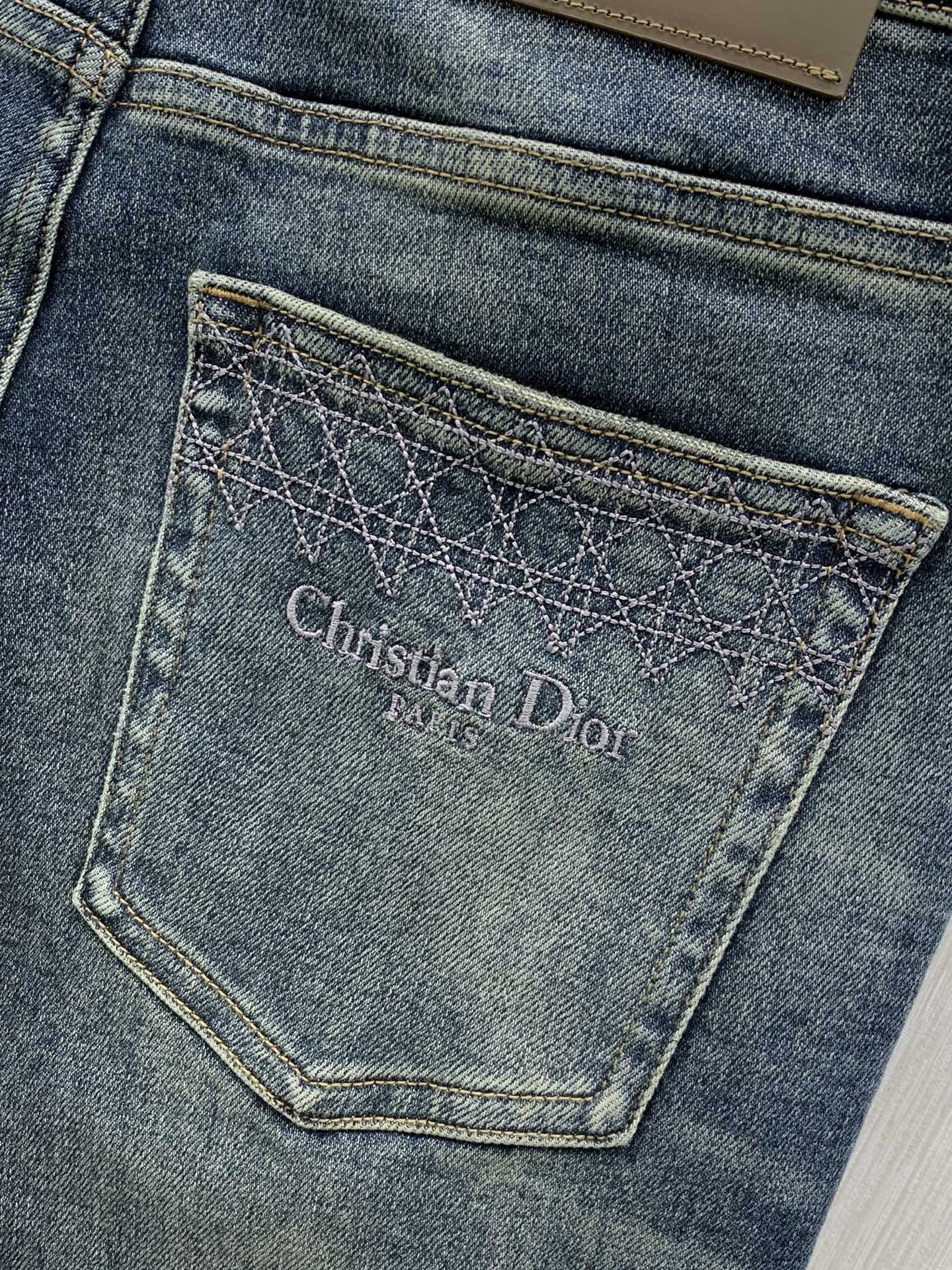 ，Dior 迪奥，2026春秋新品，官网专柜同步有售，原单狠货，时尚休闲水洗牛仔裤，超级有范儿的一款牛仔裤，定制原版水洗