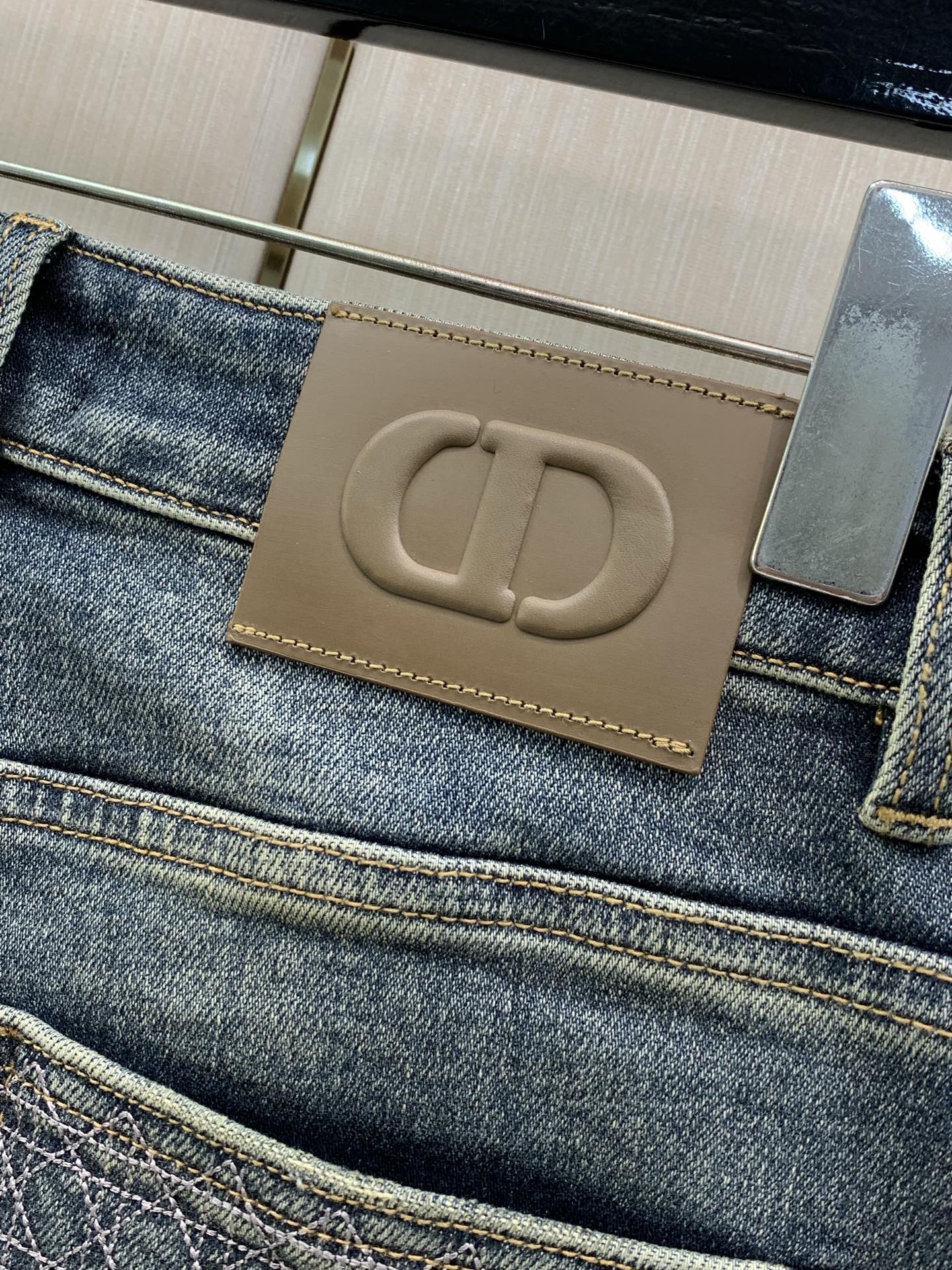 ，Dior 迪奥，2026春秋新品，官网专柜同步有售，原单狠货，时尚休闲水洗牛仔裤，超级有范儿的一款牛仔裤，定制原版水洗