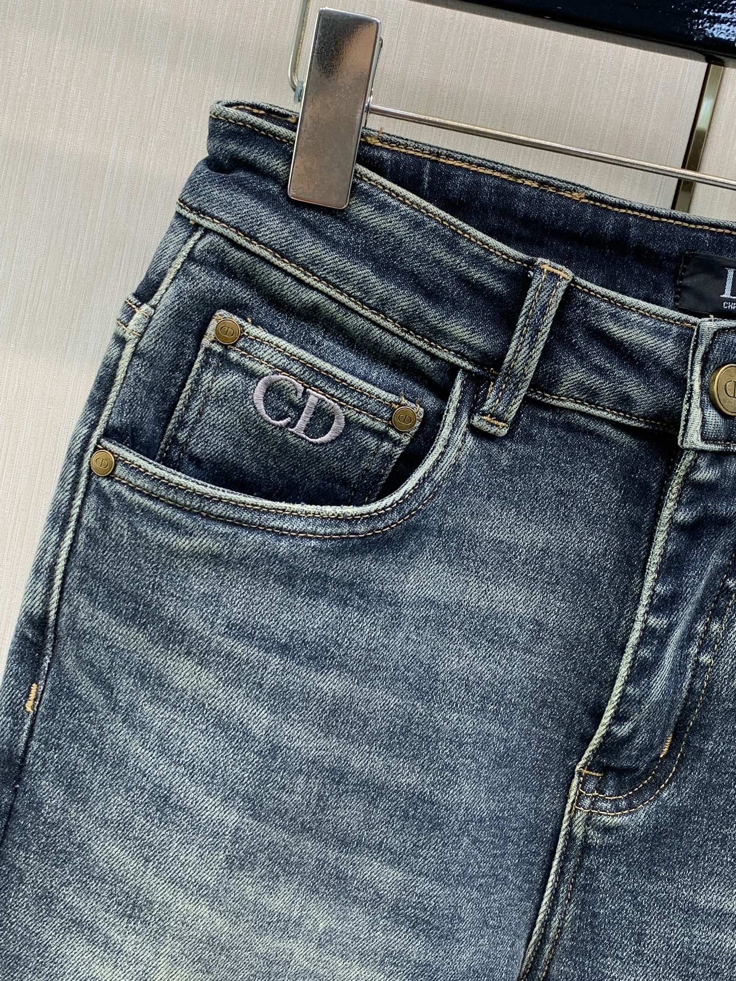 ，Dior 迪奥，2026春秋新品，官网专柜同步有售，原单狠货，时尚休闲水洗牛仔裤，超级有范儿的一款牛仔裤，定制原版水洗