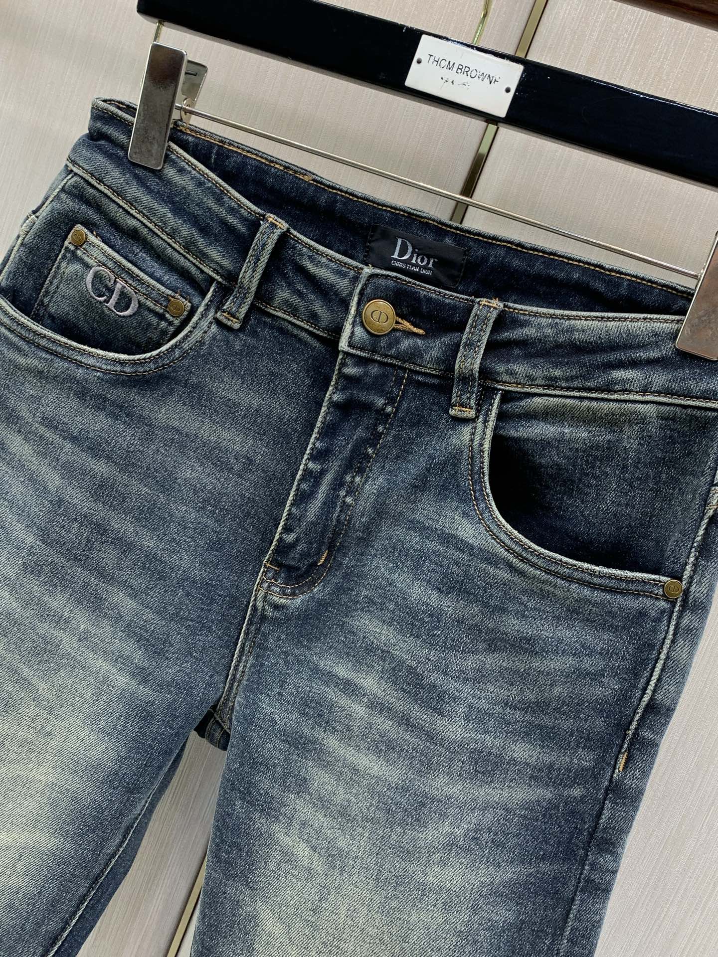 ，Dior 迪奥，2026春秋新品，官网专柜同步有售，原单狠货，时尚休闲水洗牛仔裤，超级有范儿的一款牛仔裤，定制原版水洗