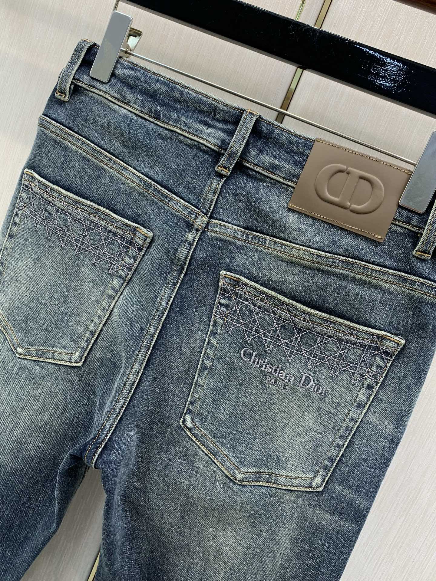 ，Dior 迪奥，2026春秋新品，官网专柜同步有售，原单狠货，时尚休闲水洗牛仔裤，超级有范儿的一款牛仔裤，定制原版水洗