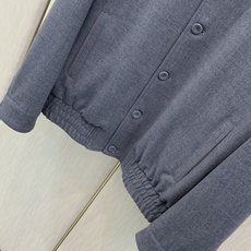 ,Zegna翻领灰色纽扣休闲西裤套装 材质 羊毛混纺 时尚系列,独特设计 订纱开始订染和订纺。 国内某大厂出口日本 ,Zegna翻领灰色纽扣休闲西裤套装 材质 羊毛混纺 时尚系列,独特设计 订纱开始订染和订纺。 国内某大厂出口日本