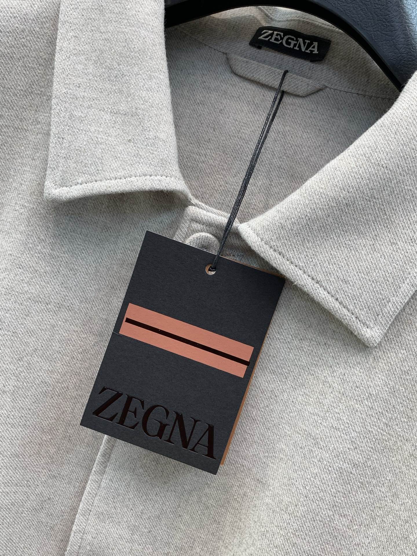 ，Zegna翻领灰色纽扣休闲西裤套装 材质 羊毛混纺 时尚系列，独特设计  订纱开始订染和订纺。 国内某大厂出口日本  