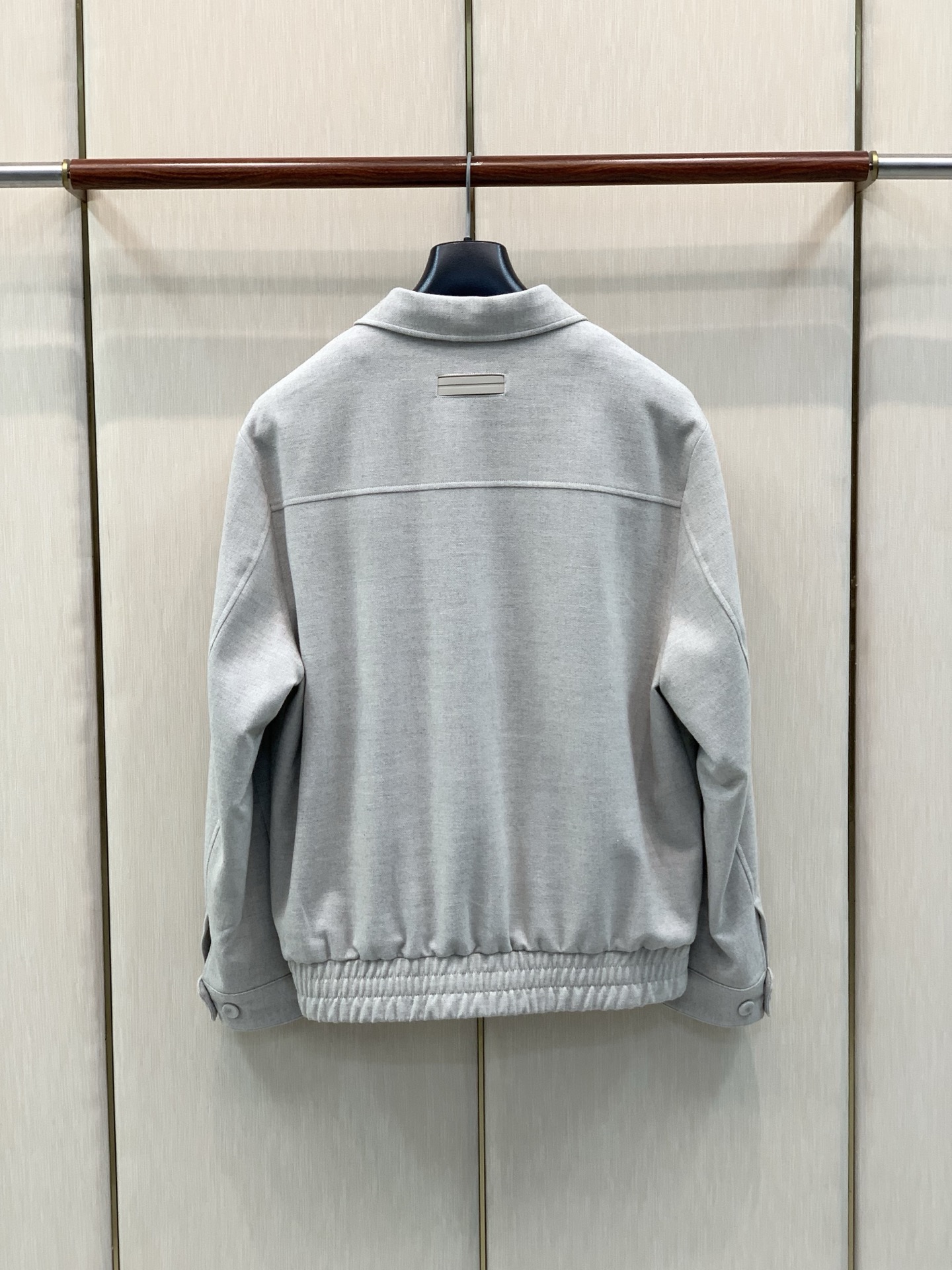 ，Zegna翻领灰色纽扣休闲西裤套装 材质 羊毛混纺 时尚系列，独特设计  订纱开始订染和订纺。 国内某大厂出口日本  