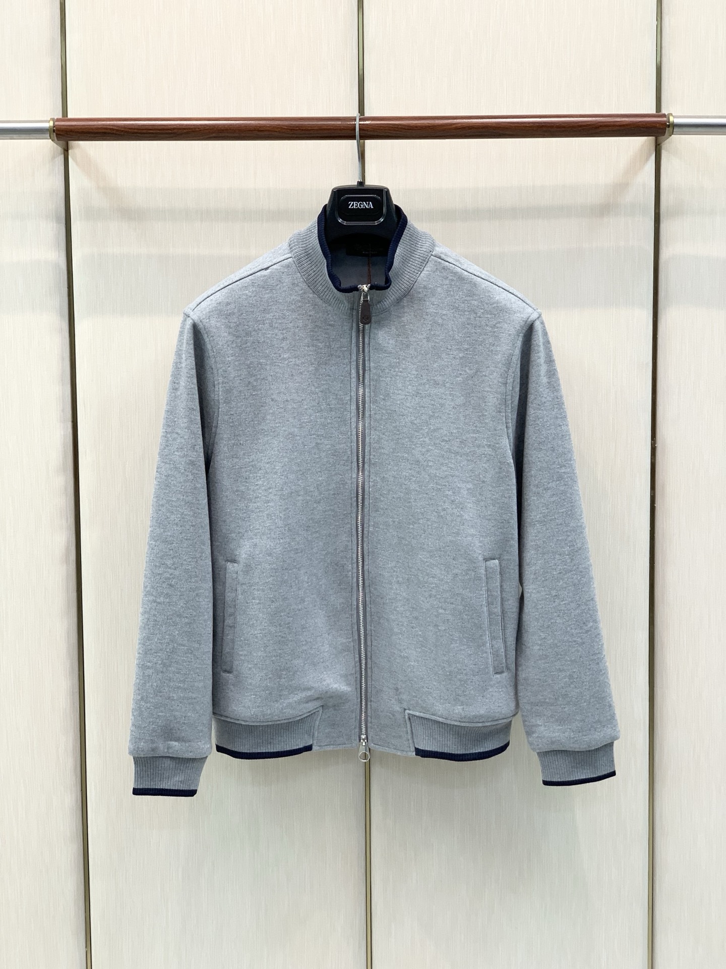 ，Loro Piana 立领灰色拉链套装 材质 羊毛混纺 时尚系列，独特设计  订纱开始订染和订纺。 国内某大厂出口日本
