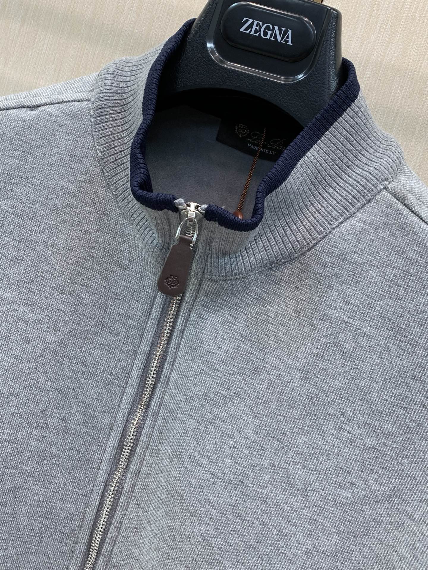 ，Loro Piana 立领灰色拉链套装 材质 羊毛混纺 时尚系列，独特设计  订纱开始订染和订纺。 国内某大厂出口日本