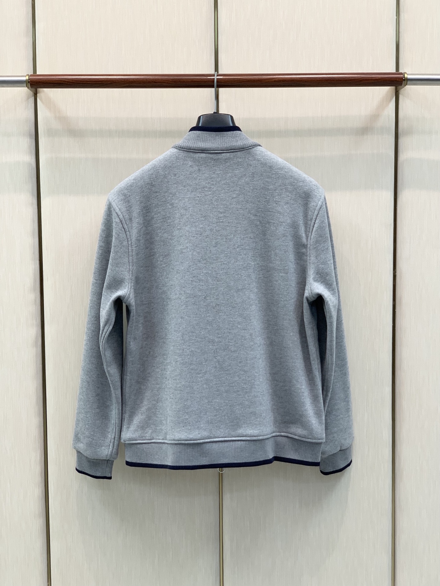 ，Loro Piana 立领灰色拉链套装 材质 羊毛混纺 时尚系列，独特设计  订纱开始订染和订纺。 国内某大厂出口日本