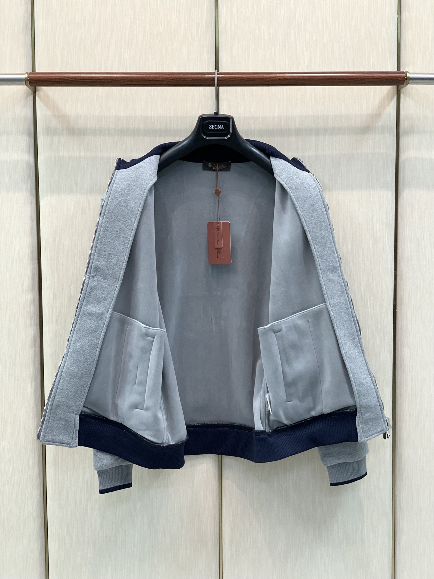 ，Loro Piana 立领灰色拉链套装 材质 羊毛混纺 时尚系列，独特设计  订纱开始订染和订纺。 国内某大厂出口日本