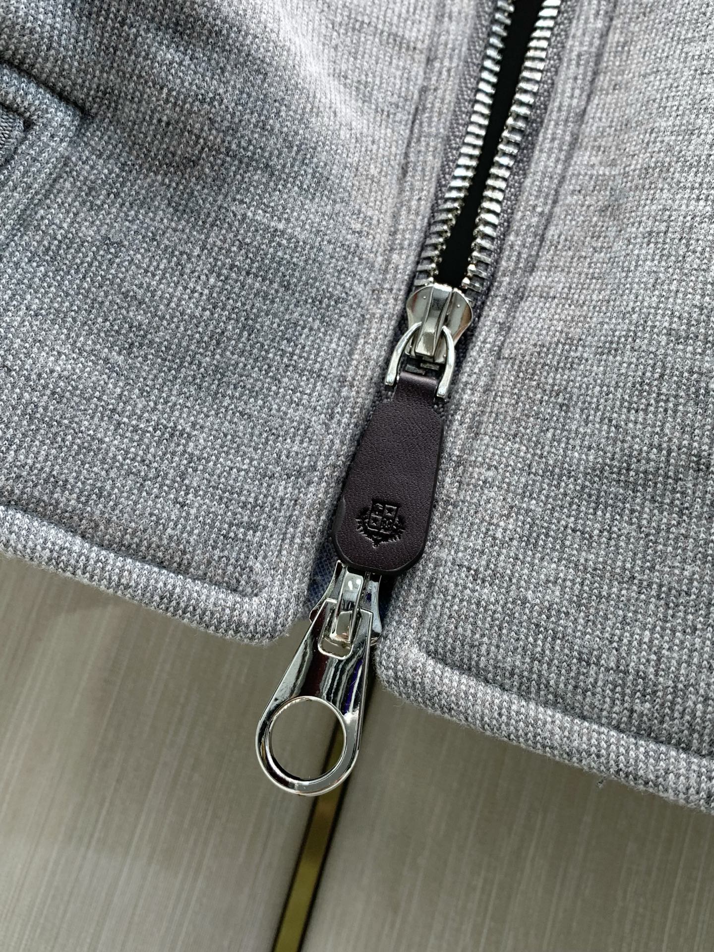 ，Loro Piana 立领灰色拉链套装 材质 羊毛混纺 时尚系列，独特设计  订纱开始订染和订纺。 国内某大厂出口日本