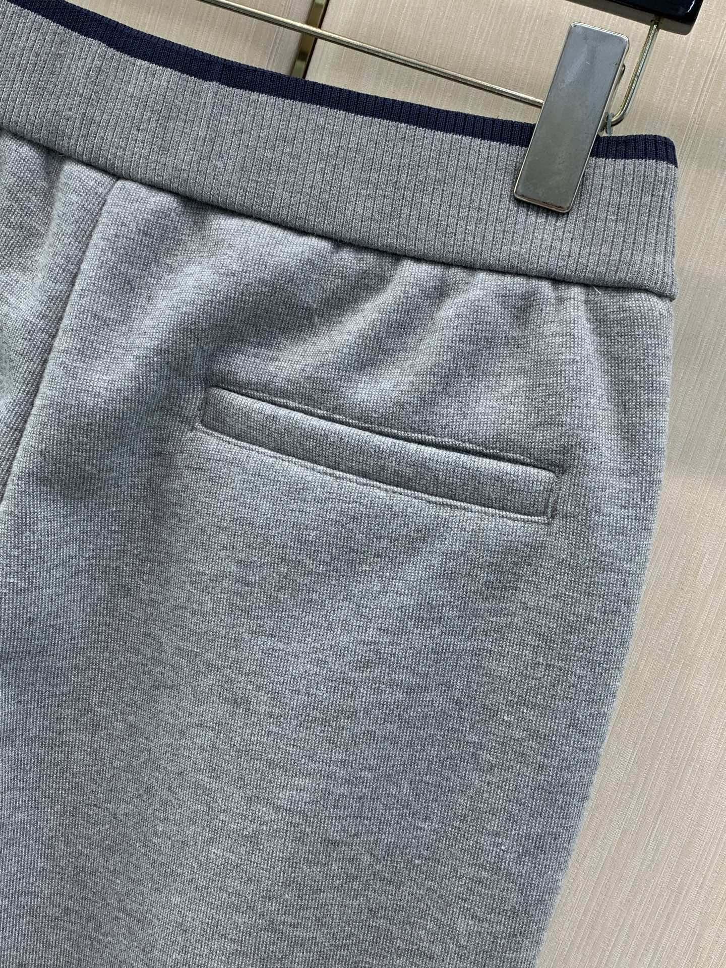 ，Loro Piana 立领灰色拉链套装 材质 羊毛混纺 时尚系列，独特设计  订纱开始订染和订纺。 国内某大厂出口日本