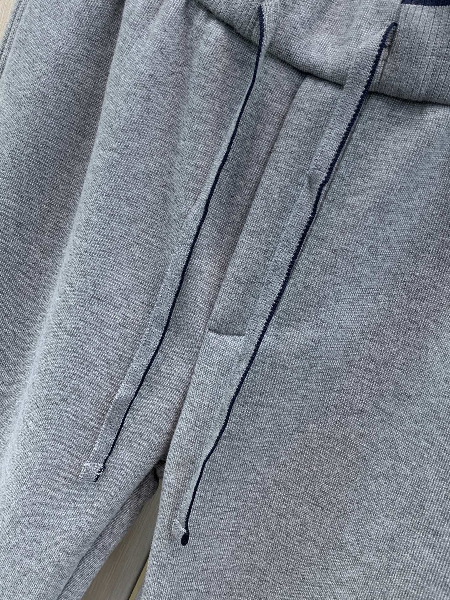 ，Loro Piana 立领灰色拉链套装 材质 羊毛混纺 时尚系列，独特设计  订纱开始订染和订纺。 国内某大厂出口日本