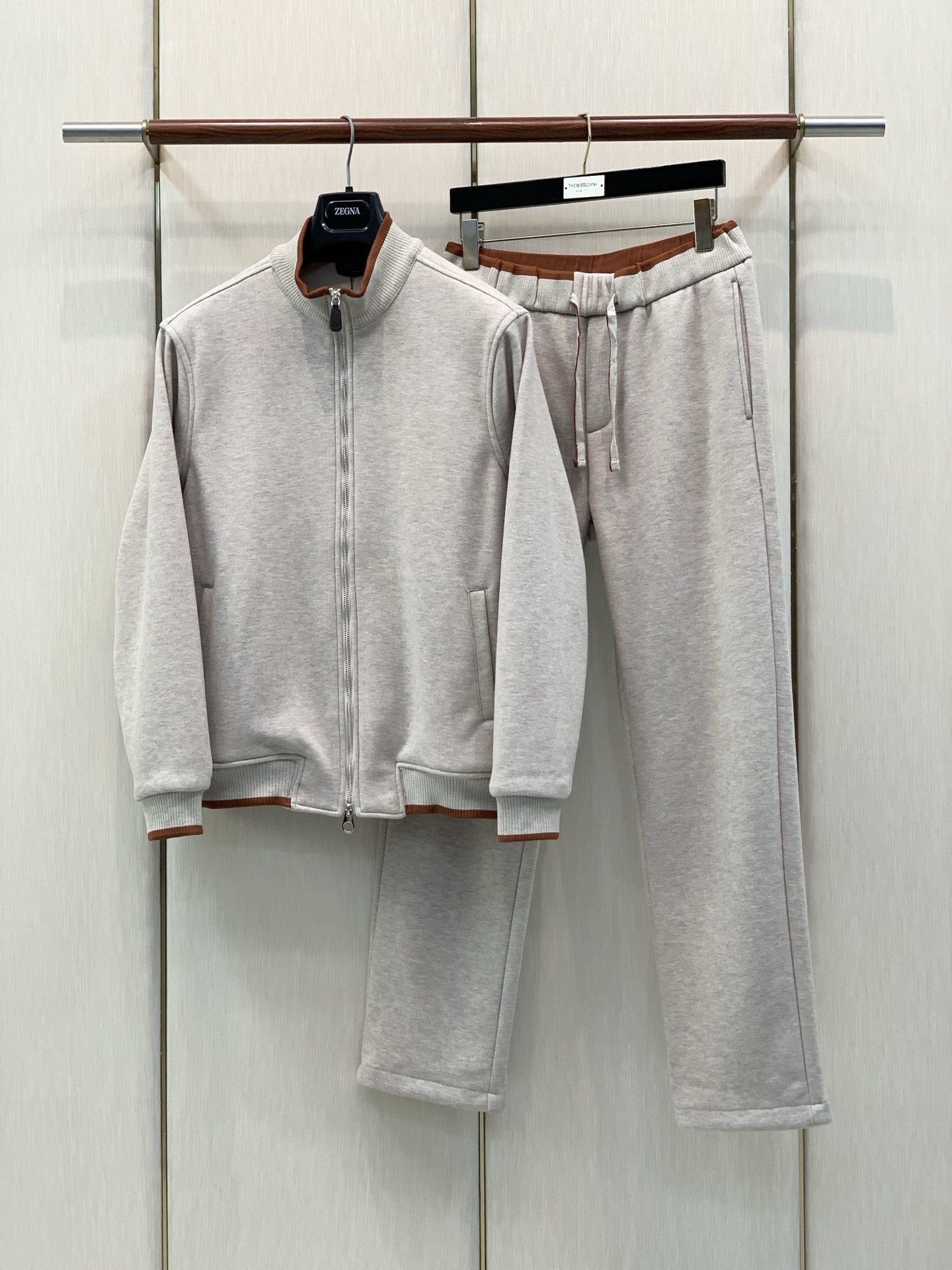 ,Loro Piana 立领灰色拉链套装 材质 羊毛混纺 时尚系列,独特设计 订纱开始订染和订纺。 国内某大厂出口日本 ,Loro Piana 立领灰色拉链套装 材质 羊毛混纺 时尚系列,独特设计 订纱开始订染和订纺。 国内某大厂出口日本