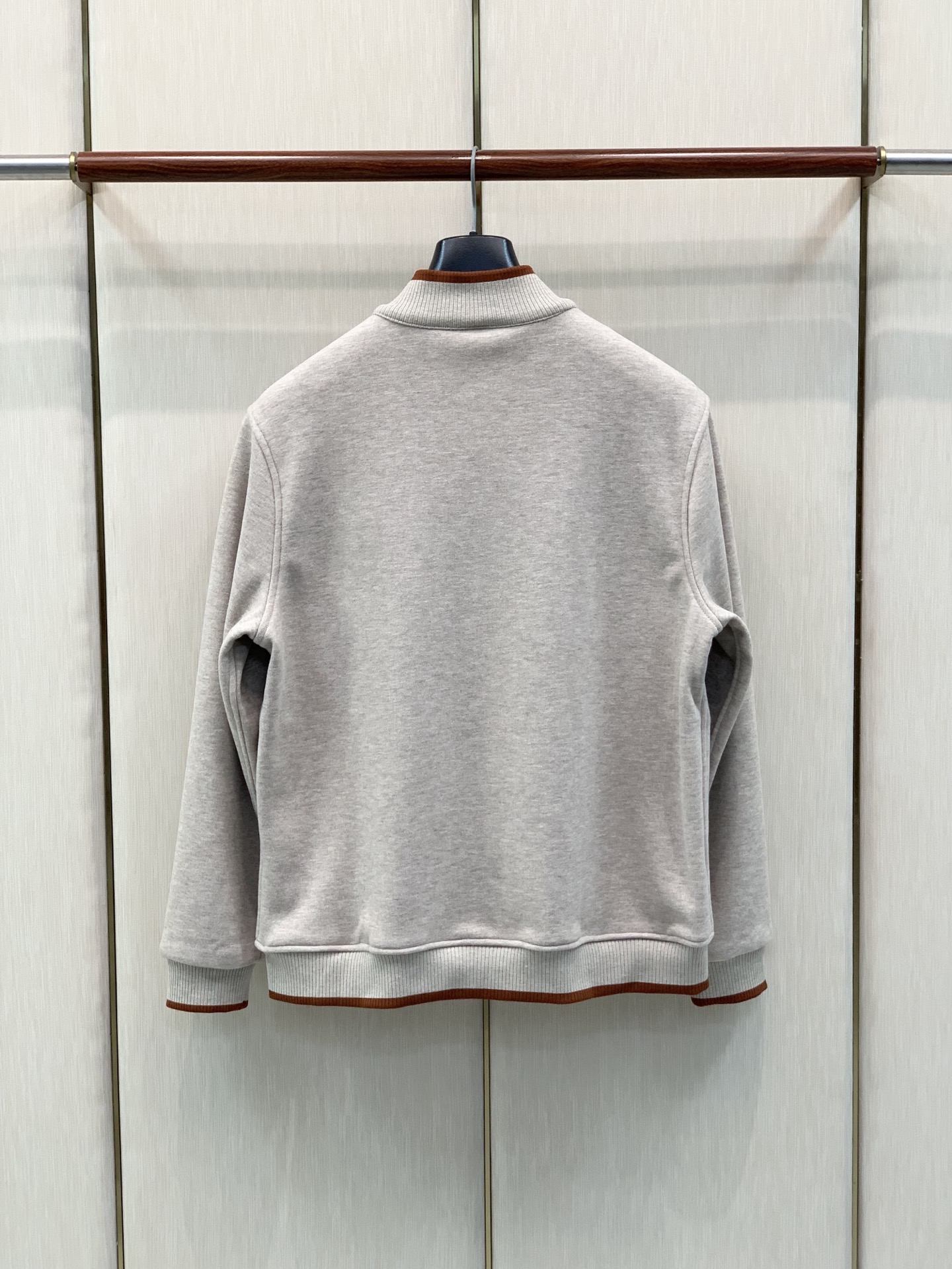 ,Loro Piana 立领灰色拉链套装 材质 羊毛混纺 时尚系列,独特设计 订纱开始订染和订纺。 国内某大厂出口日本 ,Loro Piana 立领灰色拉链套装 材质 羊毛混纺 时尚系列,独特设计 订纱开始订染和订纺。 国内某大厂出口日本